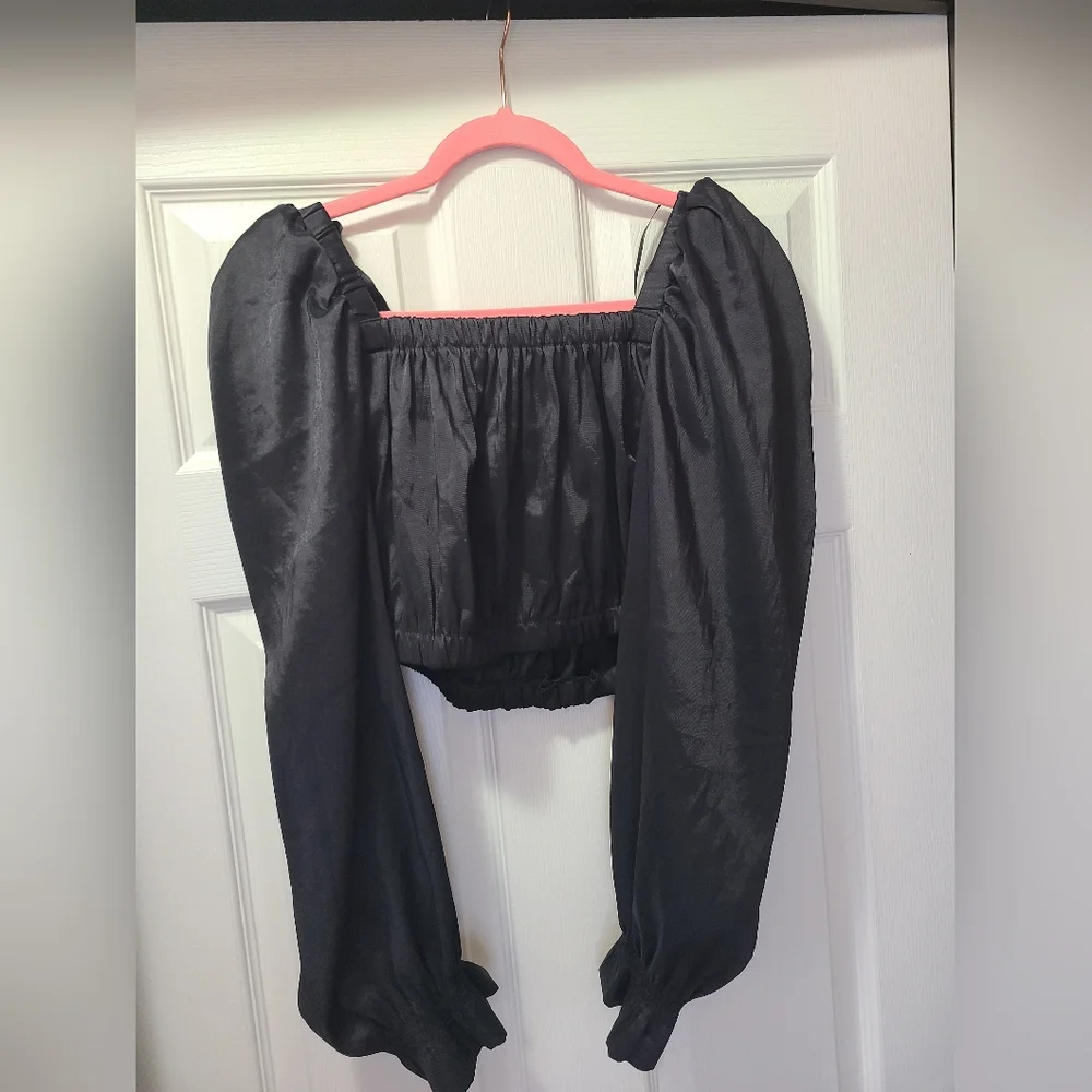 Elegant Black Puff Sleeve Crop Top - Picture 3 of 7